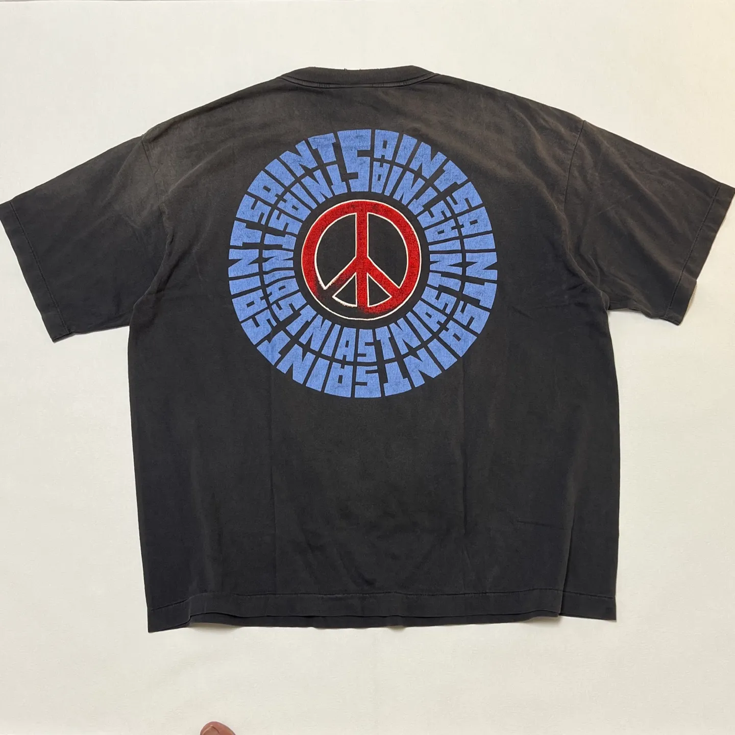 SAINT Mxxxxxx IDEOLOGICAL SS TEE/BLK Peace and anti-war crack pattern tee, washed black S-XL, look for the cylindrical fabric without side seams, the open width is almost meaningless Asut ready-made garments dyed, the whole piece is sprayed with horse-hair spray, and then sprayed again to fade, the collar and cuffs are frayed, many places are broken, oversized printing position, genuine level restoration, complete accessories, with little angel anti-counterfeiting label